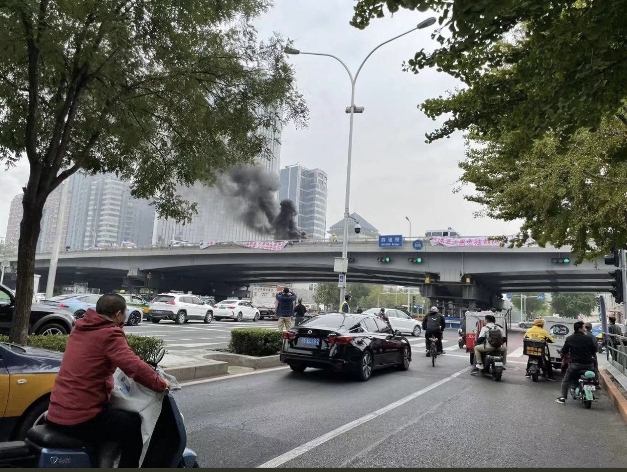 中共20大召開在即，有民眾13日上午在北京海淀區一座高架橋掛出「罷課罷工罷免獨裁國賊習近平」等抗議布條。澳洲廣播公司駐台北記者Bill Birtels在個人推特轉發照片。（圖取自twitter.com/billbirtles）
