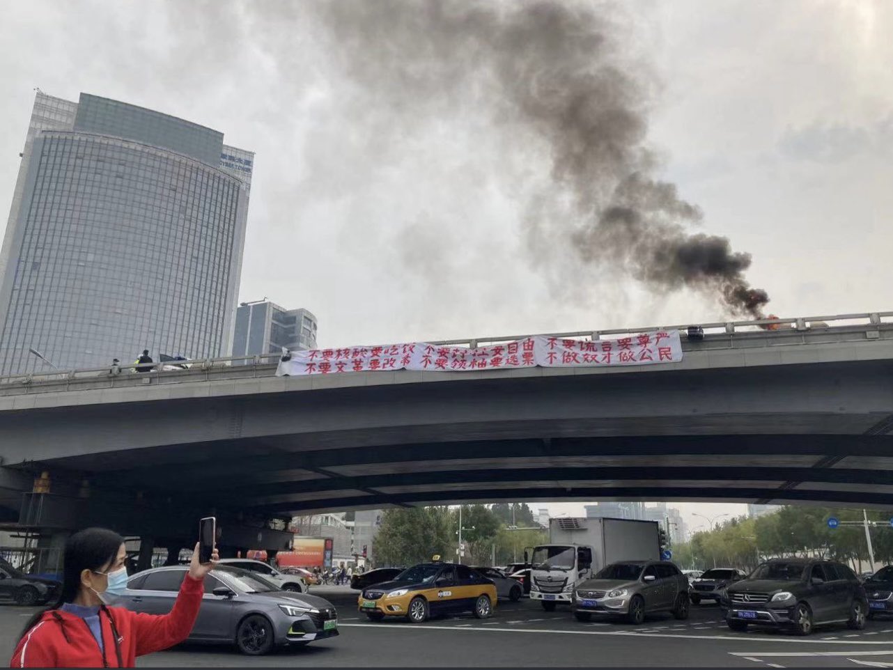 中共20大召開在即，有民眾13日上午在北京海淀區一座高架橋掛出「罷課罷工罷免獨裁國賊習近平」等抗議布條。澳洲廣播公司駐台北記者Bill Birtels在個人推特轉發照片。（圖取自twitter.com/billbirtles）