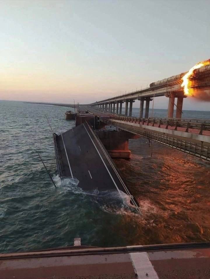 爆炸後整座橋陷入火海，另一側的橋面崩毀掉落。翻攝 Михайло Подоляк 推特