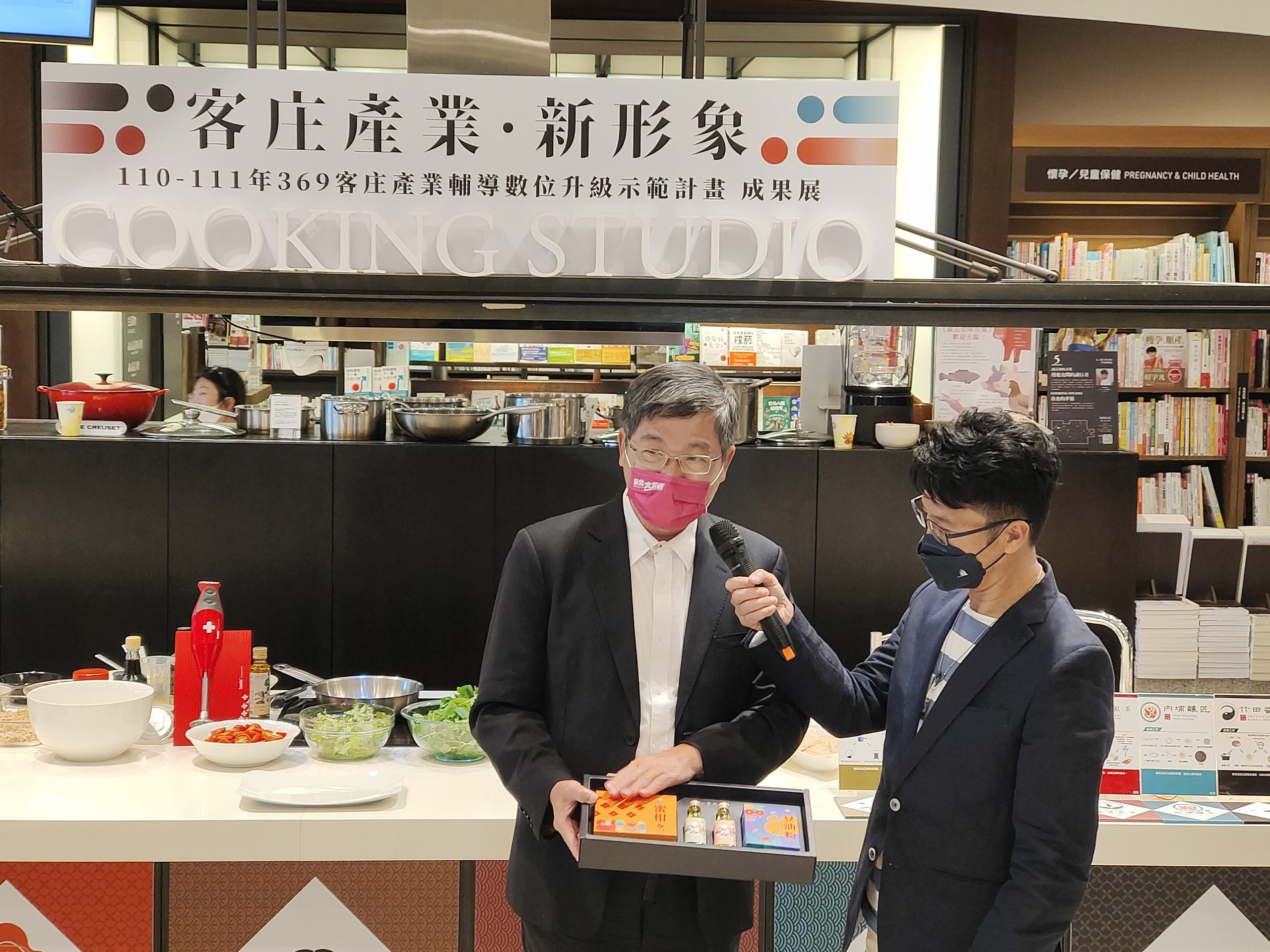 客委會主委楊長鎮向大家介紹今年客委會與金馬聯名的禮盒「客庄藏禮」。蘇佑昇攝