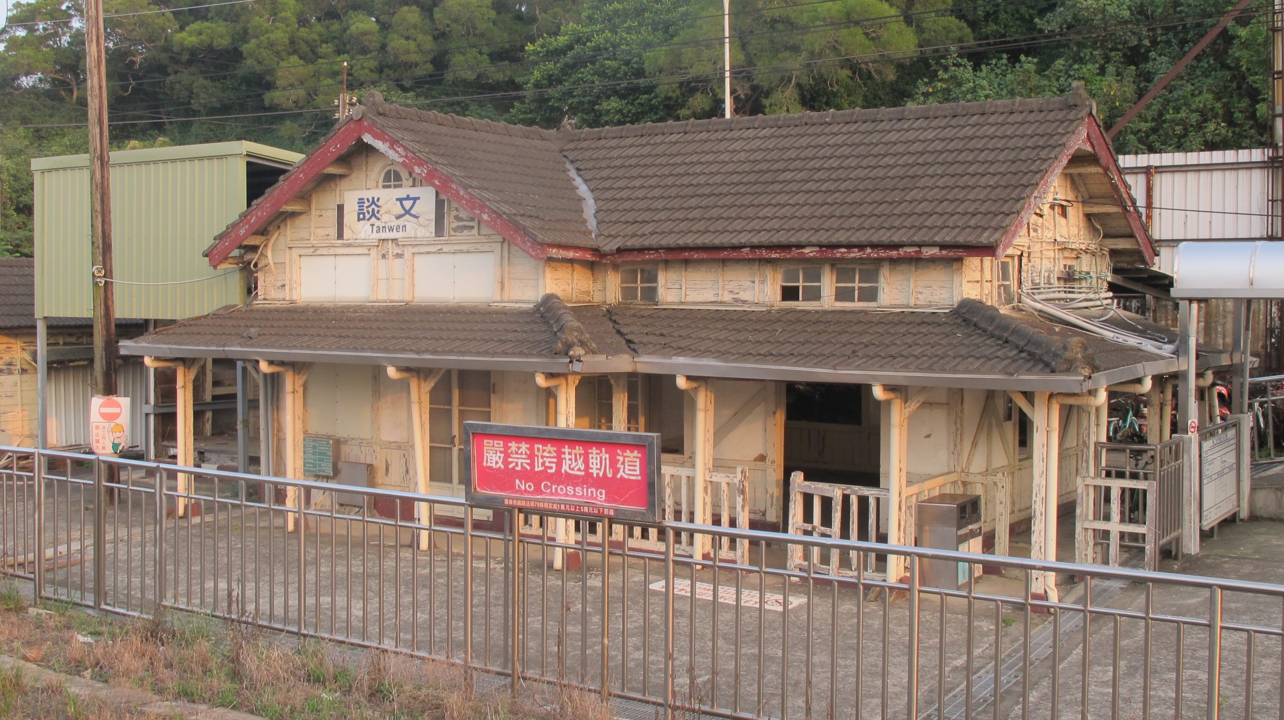 談文車站是海線第一個木造車站，舊名「淡汶湖驛」，常有遊客前來攝影、寫生。何來美攝