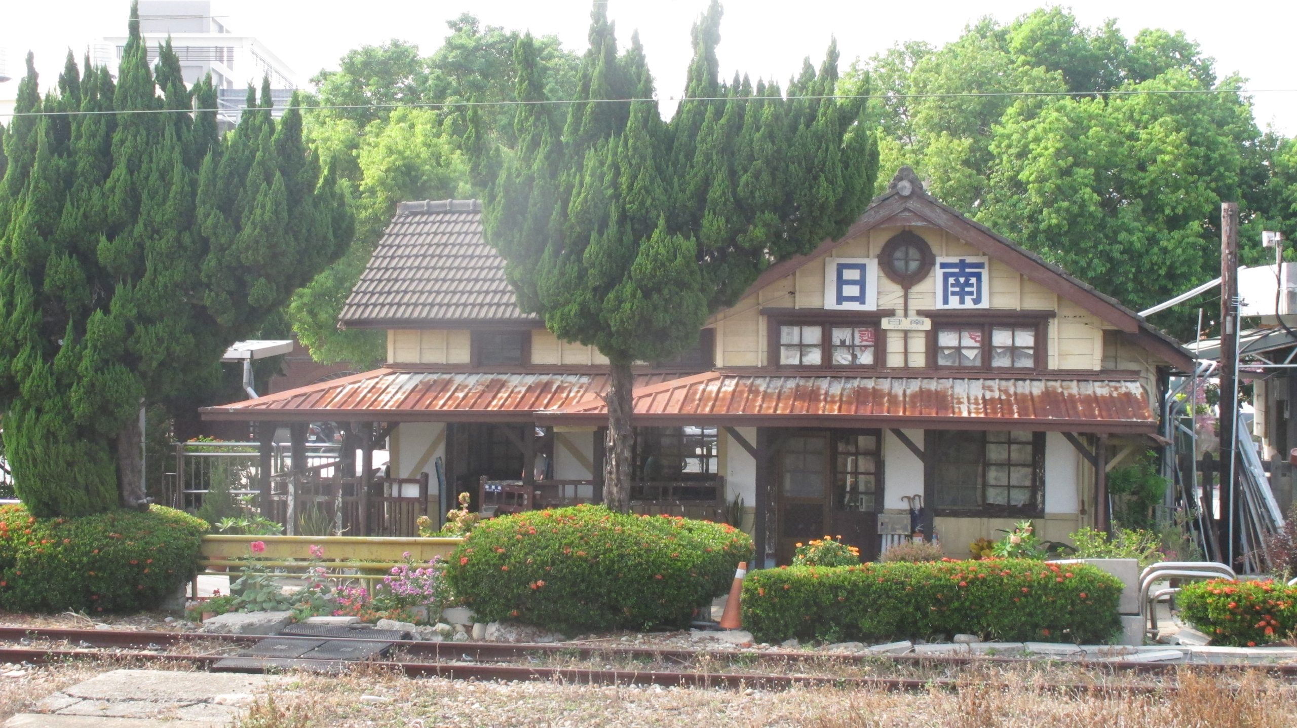 「海線五寶」的三角屋頂，都設有牛眼窗（圓形窗）、長形窗，方便通風。圖為面向月台的日南車站，牛眼窗就開在屋脊下。何來美攝