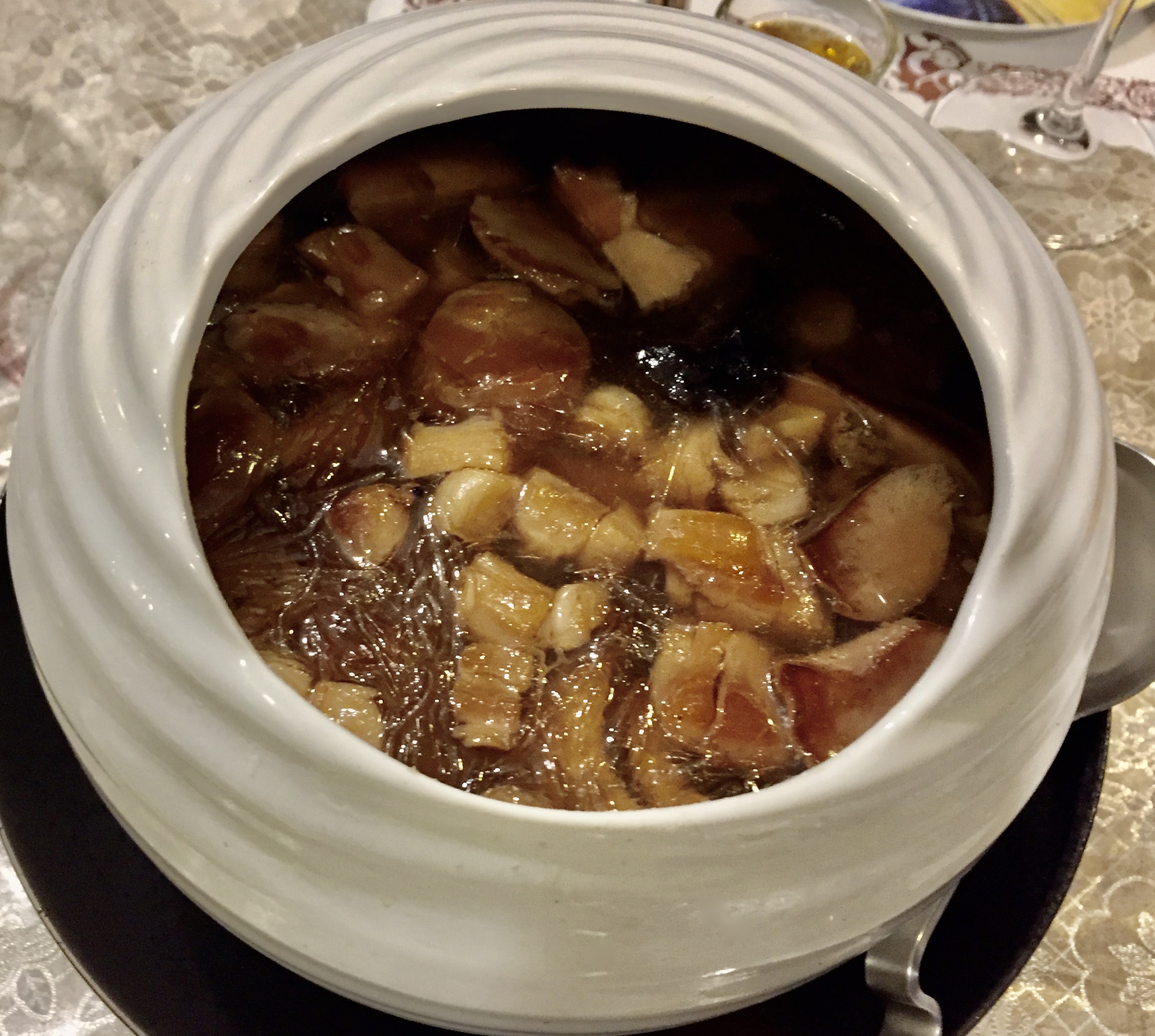 臺灣料理中最頂級的海味是翅參鮑肚，最有名的一道就是佛跳牆。蕭秀琴攝