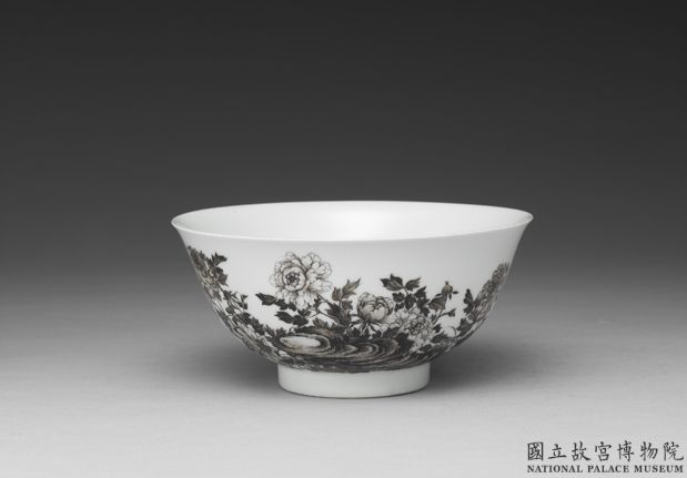 國寶-清 雍正 琺瑯彩瓷赭墨牡丹碗。翻攝自故宮