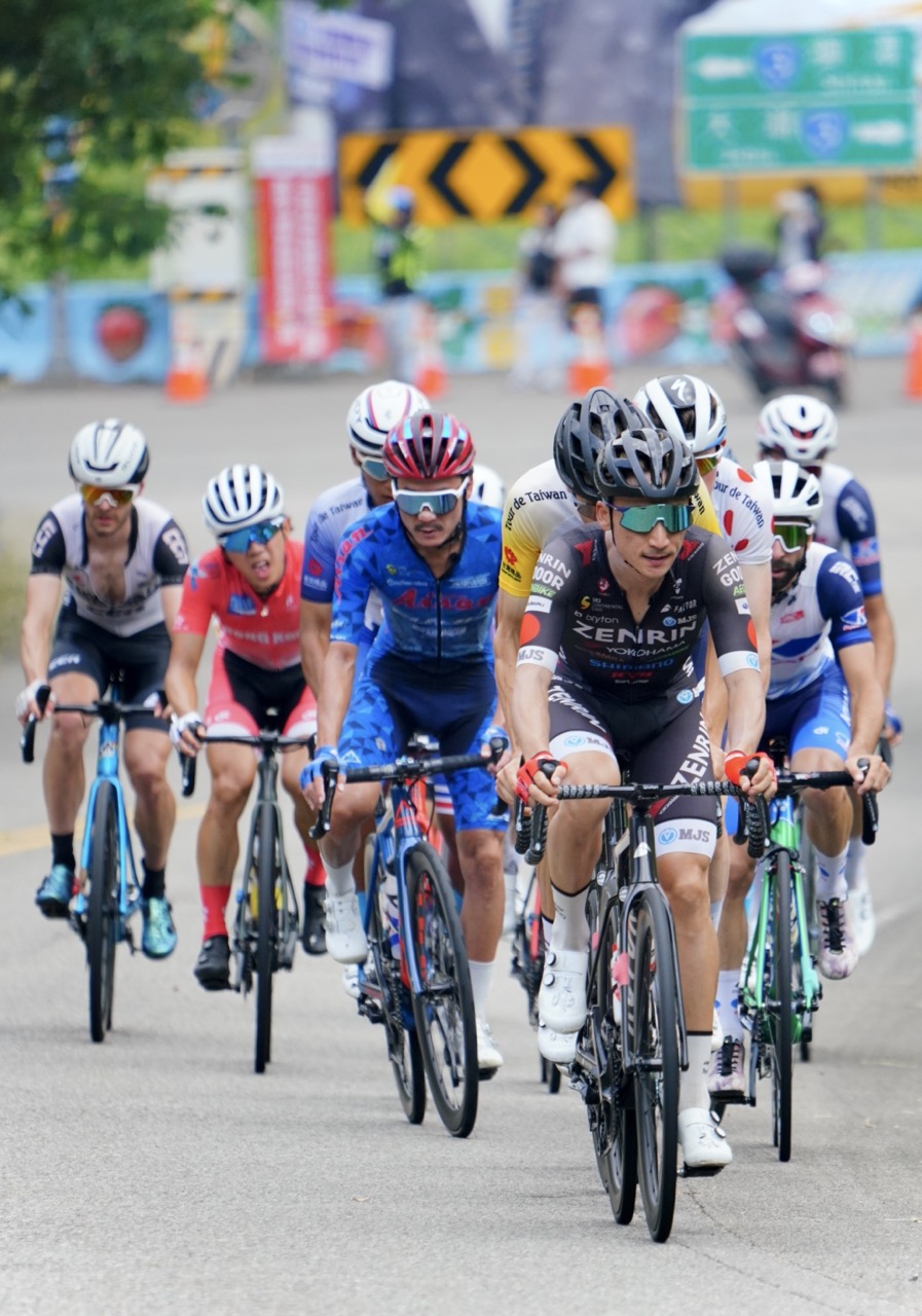 選手爬完第一個登山點後，從獅潭再翻越山道。莊勝鴻攝<iframe loading=