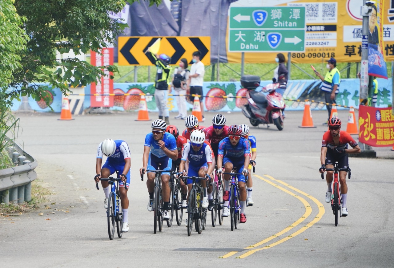 選手下仙山後經過獅潭再進入爬坡段。莊勝鴻攝