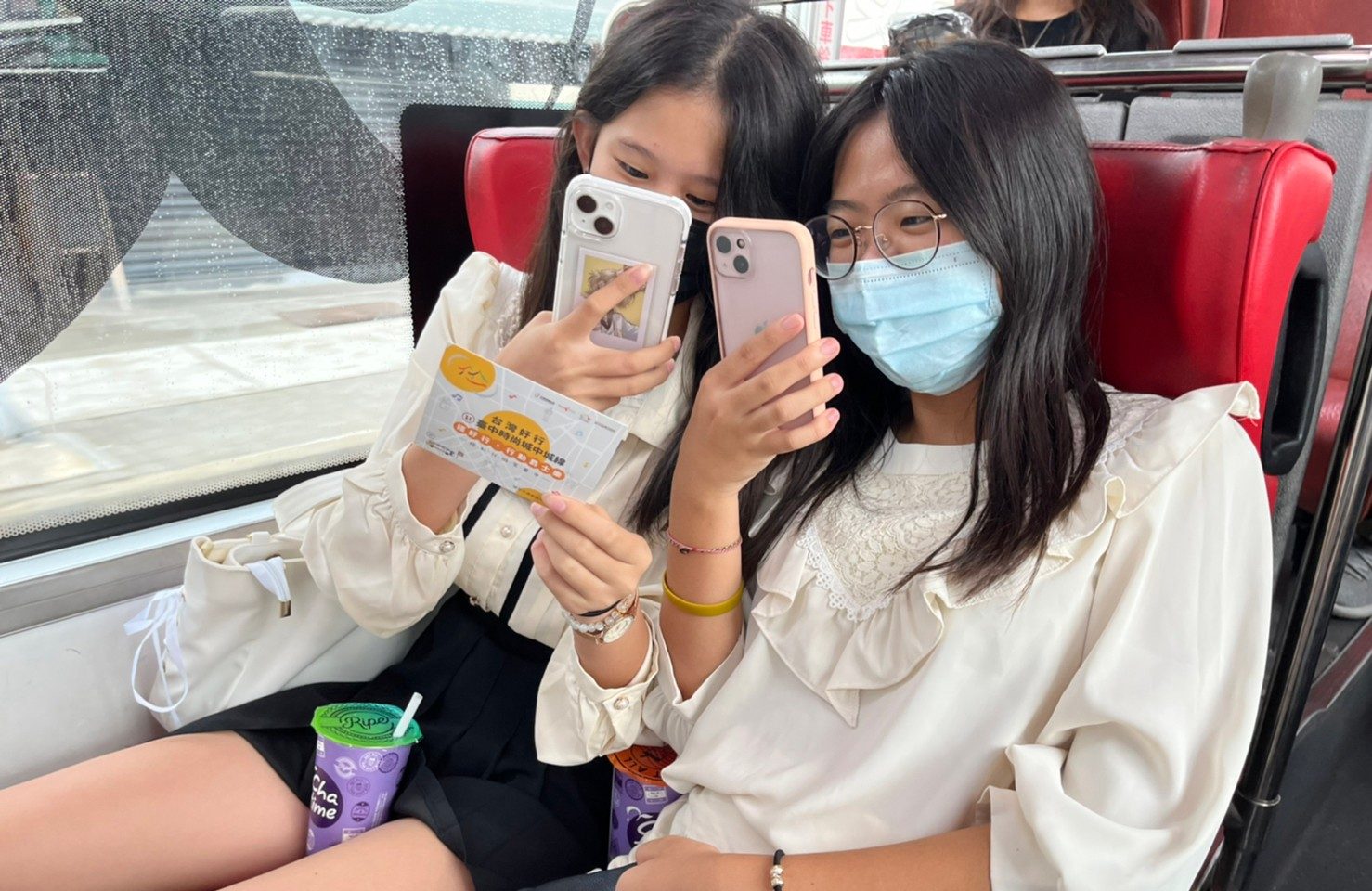 「行動爵士專車」樂手於車上進行不插電音樂會，幸運搭乘的民眾可以與樂手近距離互動。台中市政府提供