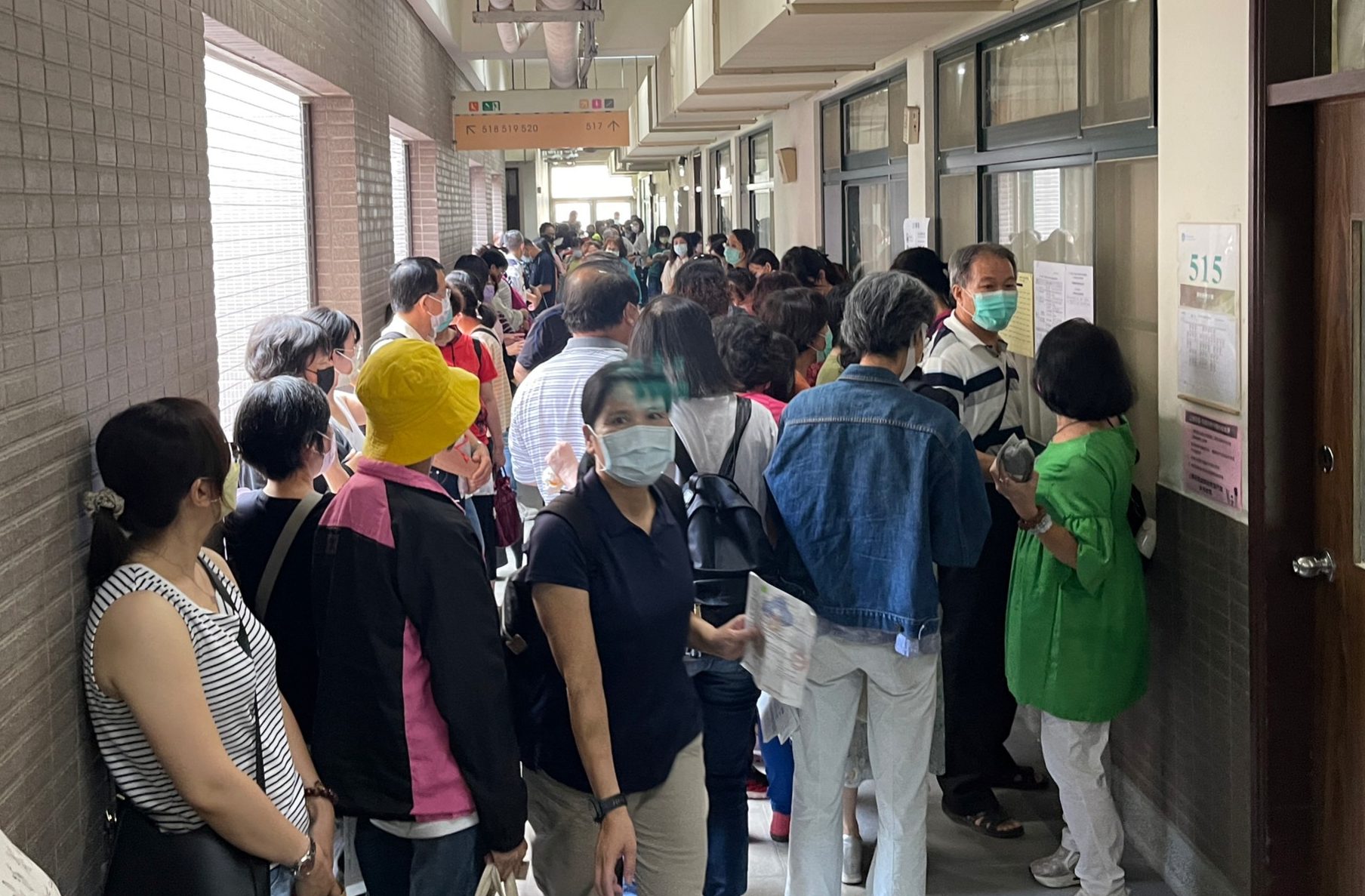 客語高級認證桃園場湧入許多考生。宋佩遙攝