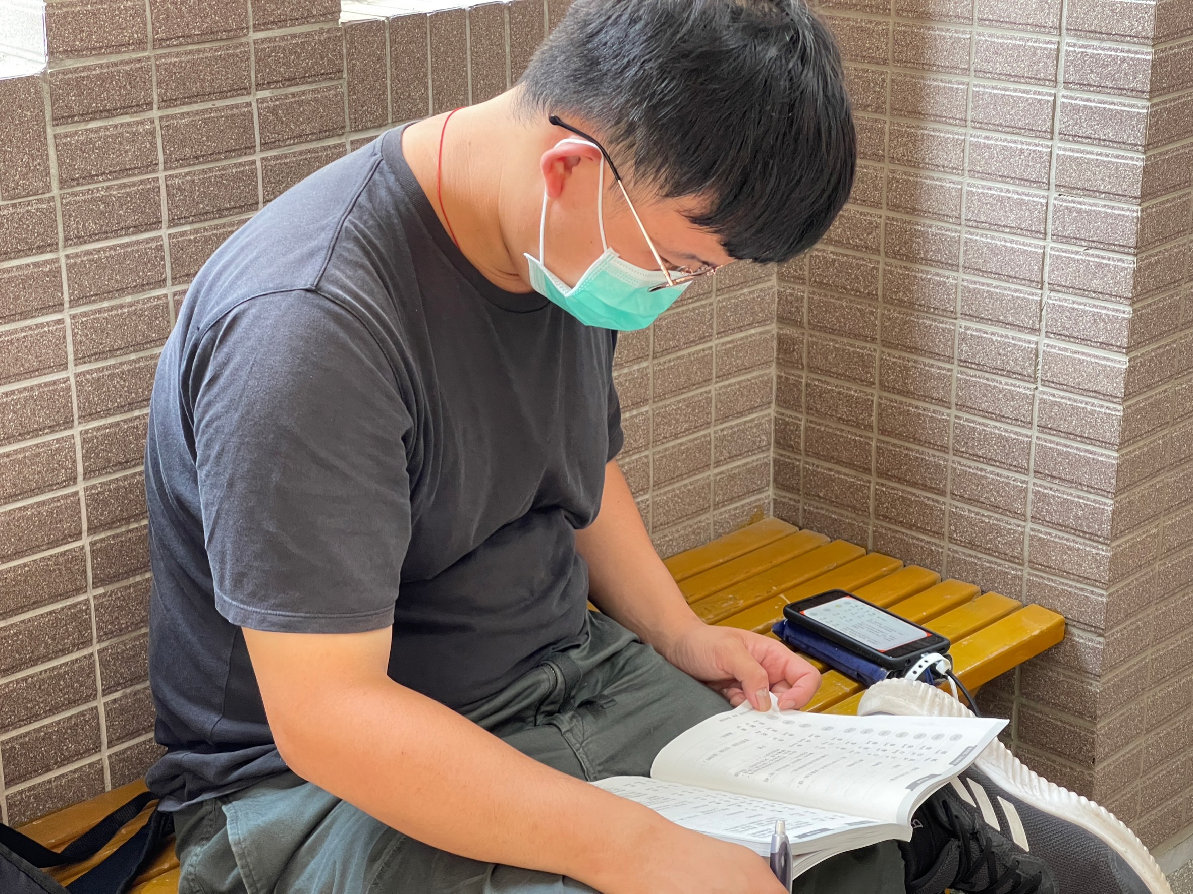 客語高級認證桃園場考生把握時間在考前複習。宋佩遙攝