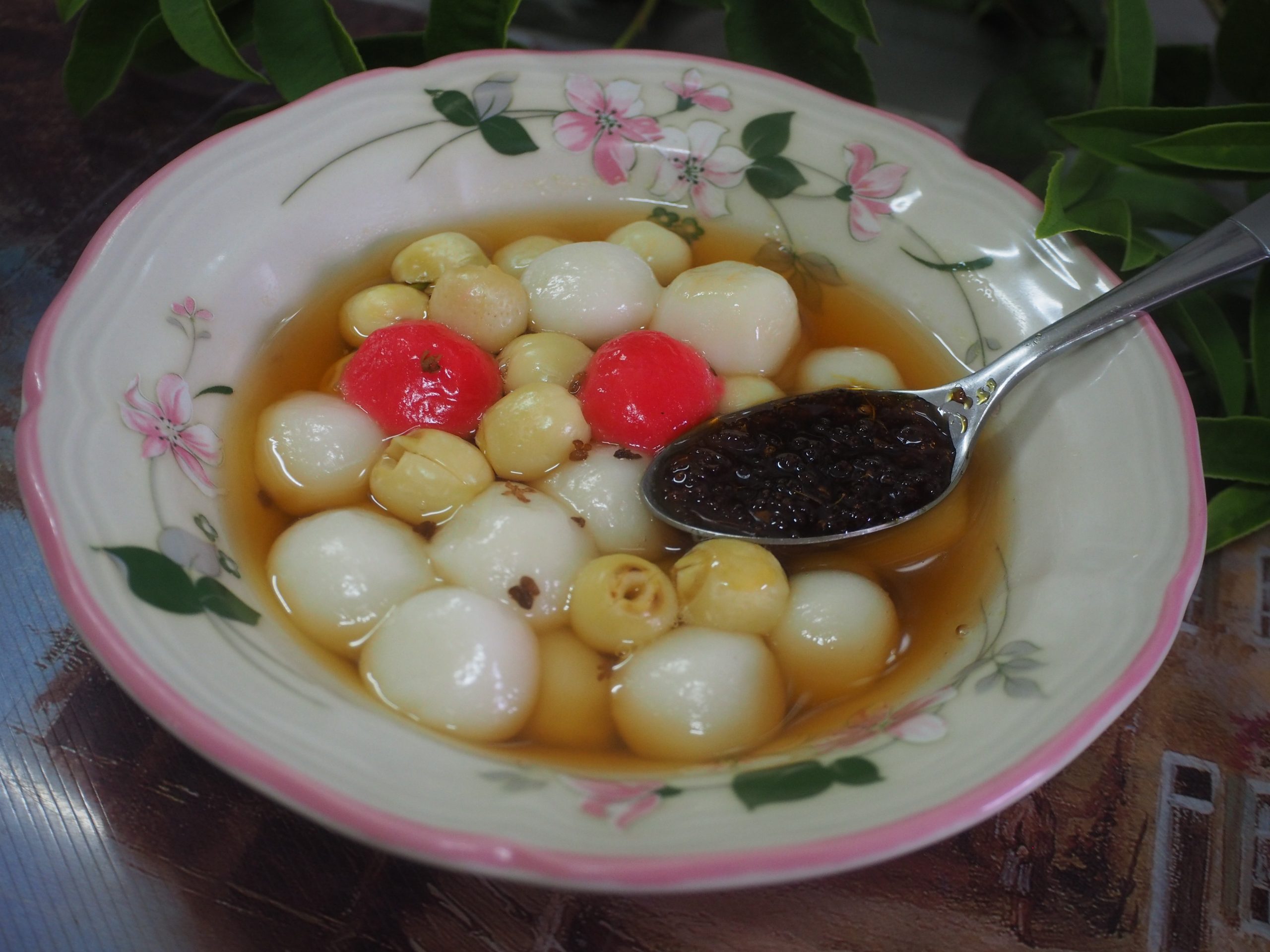 南庄老街的看板食物桂花蜜湯圓，帶一罐回家就可以自己做。蕭秀琴攝