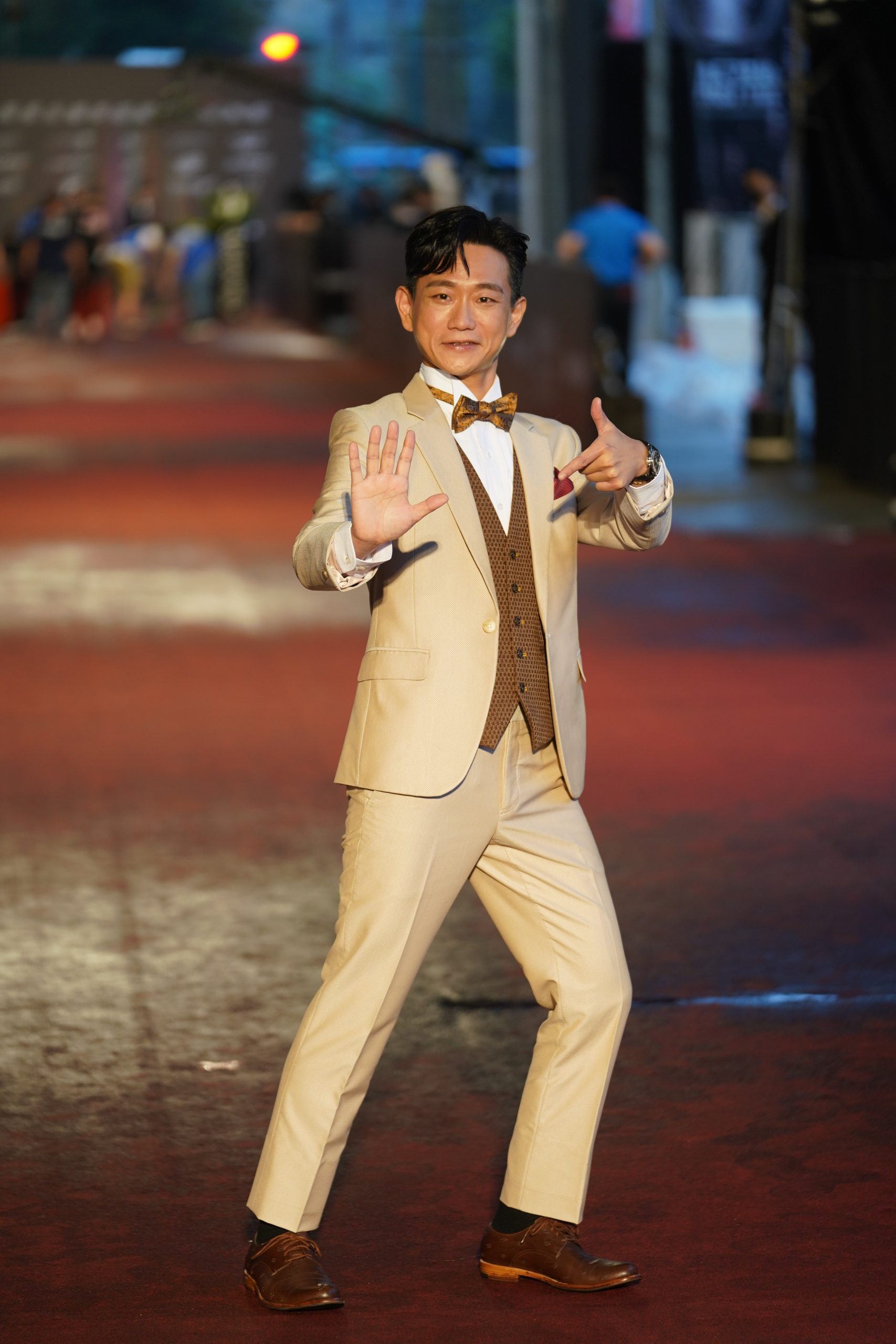 第57屆電視金鐘，主持人陳家逵也以帥氣姿勢比出「57」。范修語攝