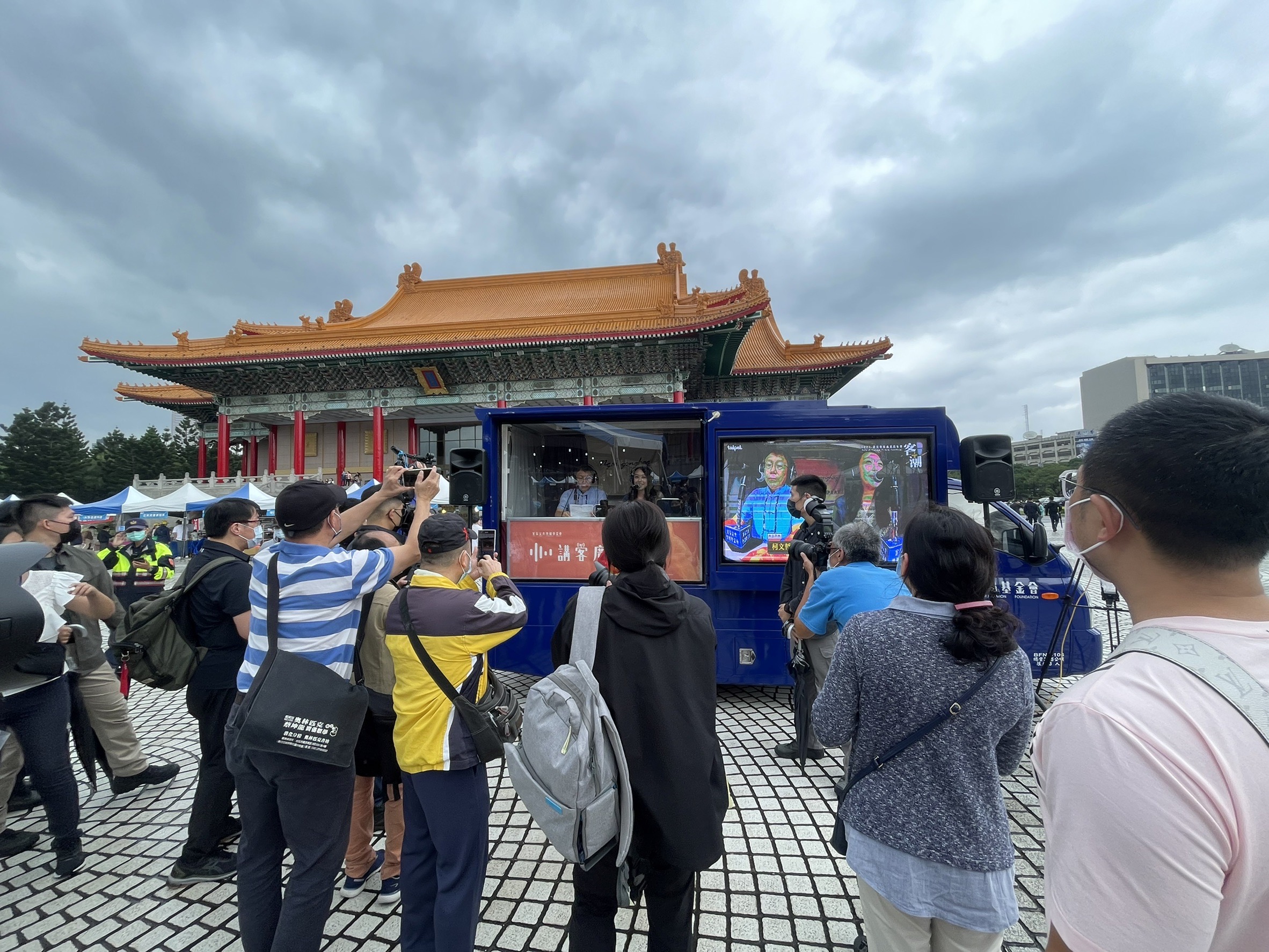 金鐘講客號到場直播精彩時刻,靛藍色車身加上大面玻璃窗戶,造型十分吸睛,吸引到許多民眾圍觀拍照。徐英瑞攝。