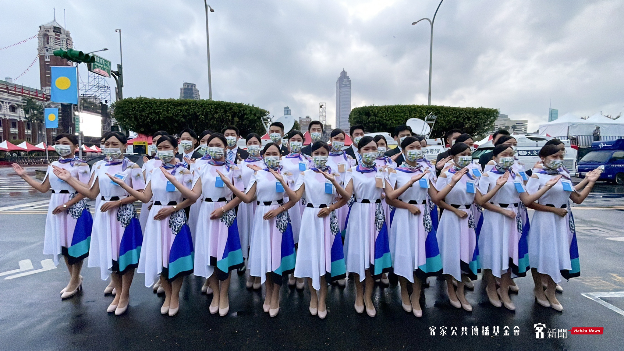 禮賓小姐清晨在講客號旁準備。宋佩遙攝