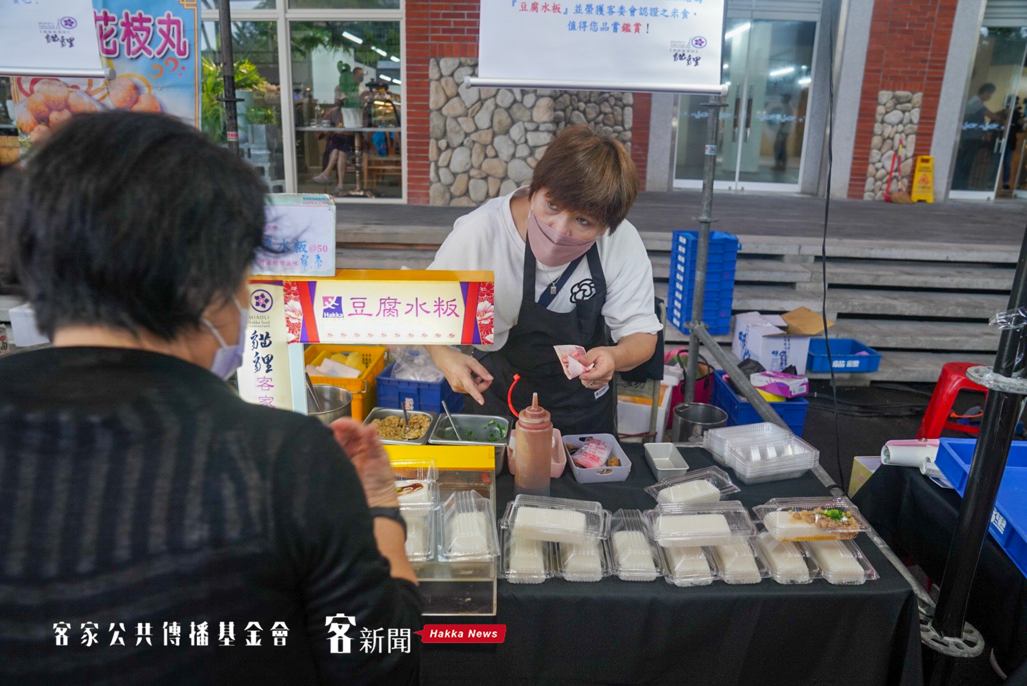 台北客家主題公園重新開園，這兩天特別邀請到全國各地客庄特色好物店家到園區內擺攤，以「2022臺北客莊小禾埕市集」邀請大家一起到北市客家主題公園體驗客家農特產品！宋佩遙攝