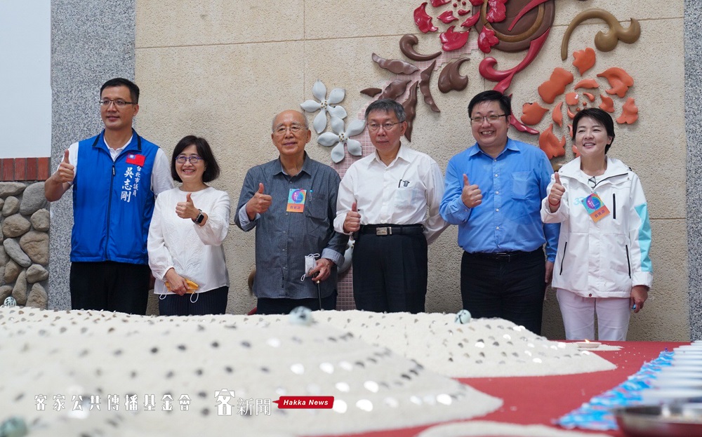 台北市長柯文哲（右三）、北市副市長黃珊珊（右一）、北市客委會主委徐世勲（右二）等貴賓一同為北市客家主題公園重新開園祈福。宋佩遙攝