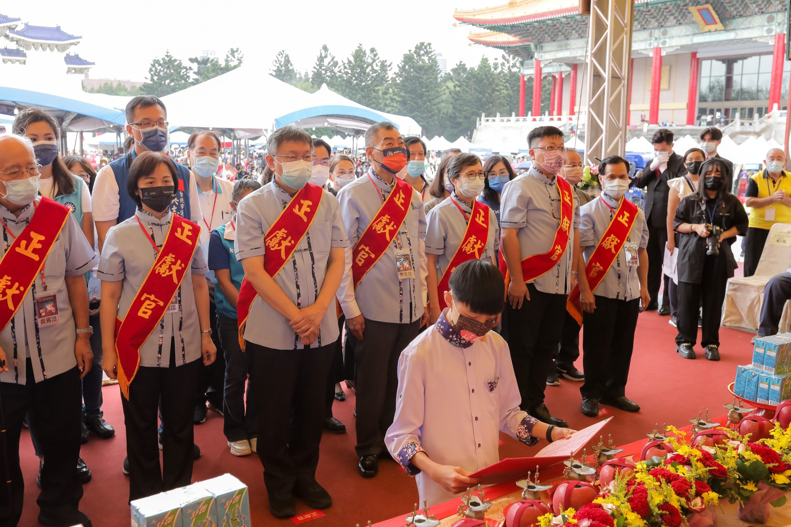臺北義民祭祀大典,由40名訓練有素的年輕學子擔任禮生,國樂團配合禮樂演奏,並由客家後生唸誦客語祝文。臺北市客委會提供。