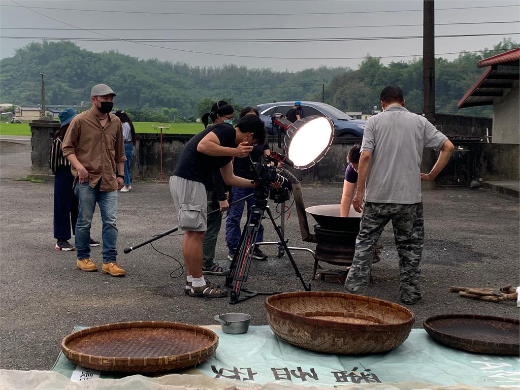 製作單位拍攝製茶過程。薛雲峰提供