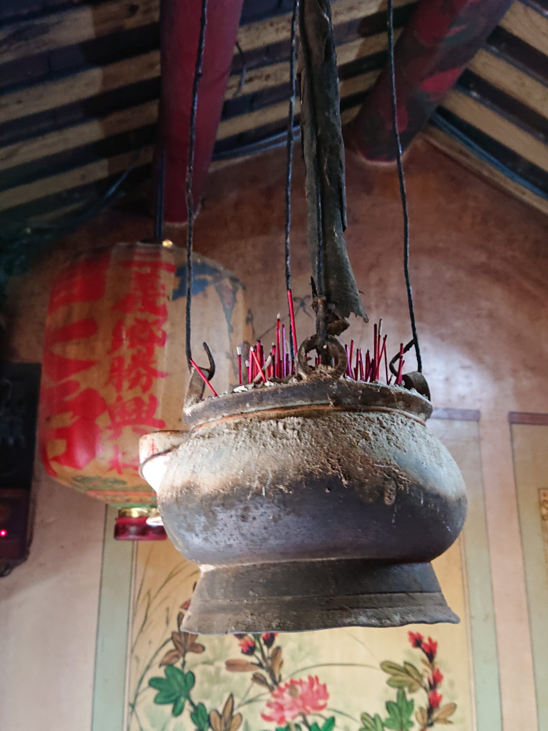 三義鄉十六份（勝興）輪祀的「三官爐」，因年輕一代接爐主意願低，被掛在離勝興火車站約300公尺的大伯公祠，供庄民自由祭拜。徐貴榮提供