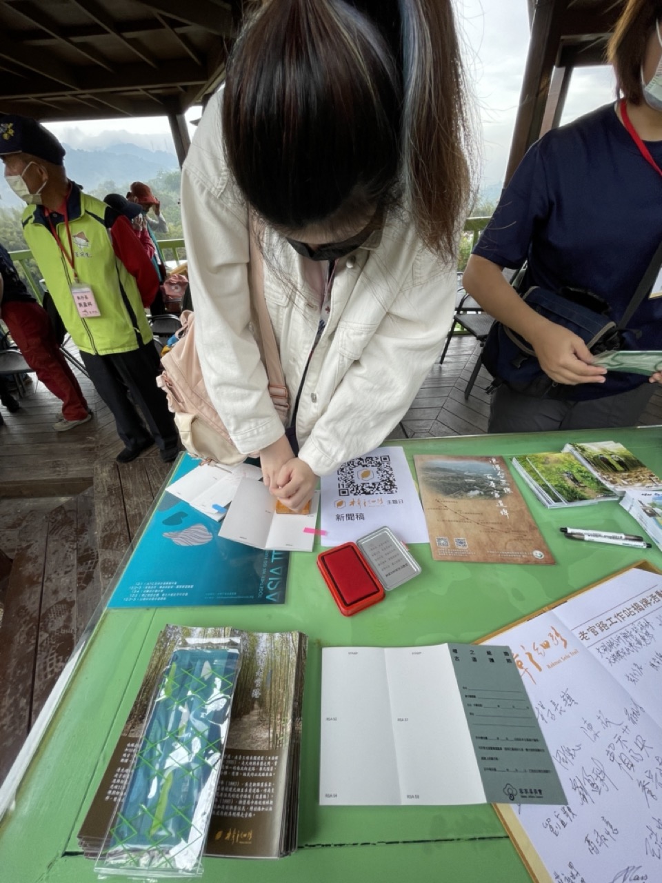 參與者在樟之細路古道護照上蓋章。莊勝鴻攝