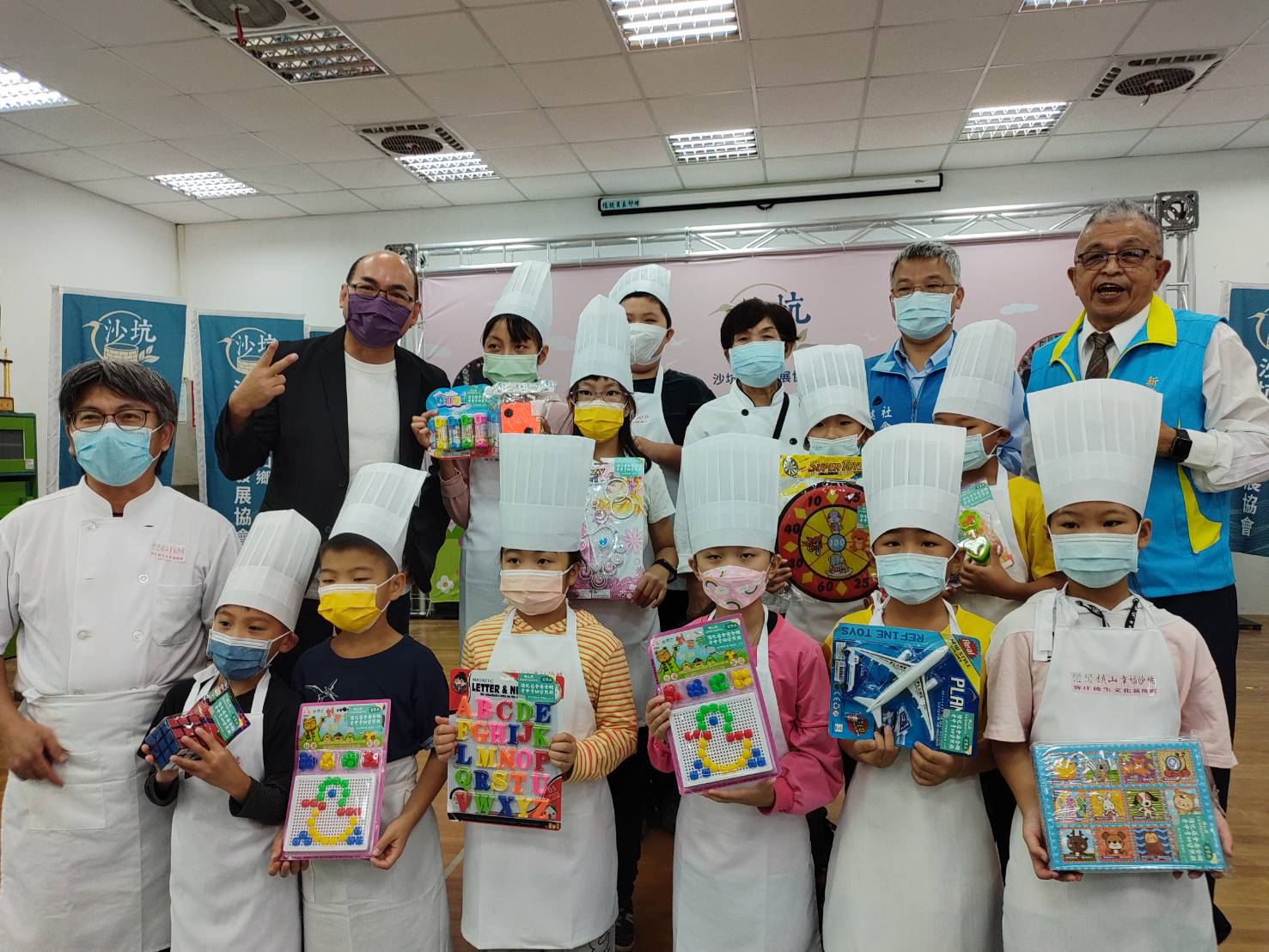 新竹縣橫山鄉沙坑社區發展協會6日成立「客庄後生文化薪傳班」，舉行揭牌開學典禮。新竹縣政府提供