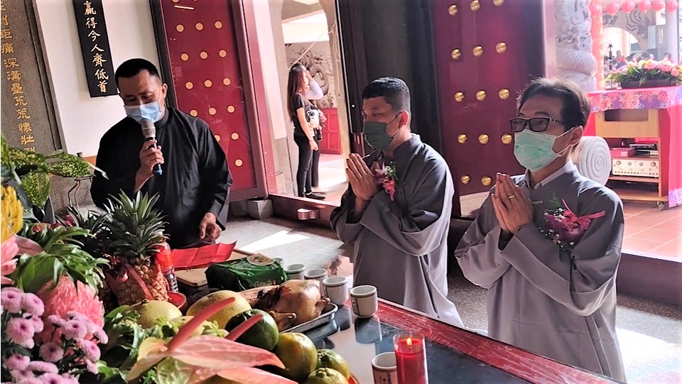 客委會副主委鍾孔炤(右一)前往屏東六堆忠義祠參加秋祭忠義大典，祈求忠勇公保佑客家鄉親。客委會提供