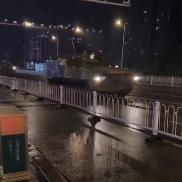 民眾拍下徐州街道裝甲車出動的影片。翻攝畫面