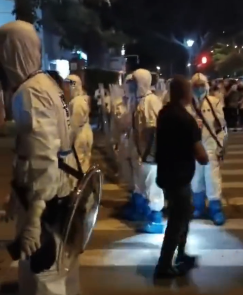 廣州警方全身穿防護衣,大陣仗逮捕想出逃的民眾。翻攝推特