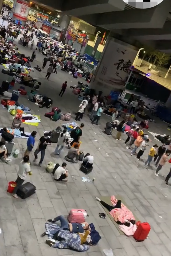 民眾怕封城,漏夜到車站搶搭火車,搭不倒車的人就地露宿。翻攝畫面