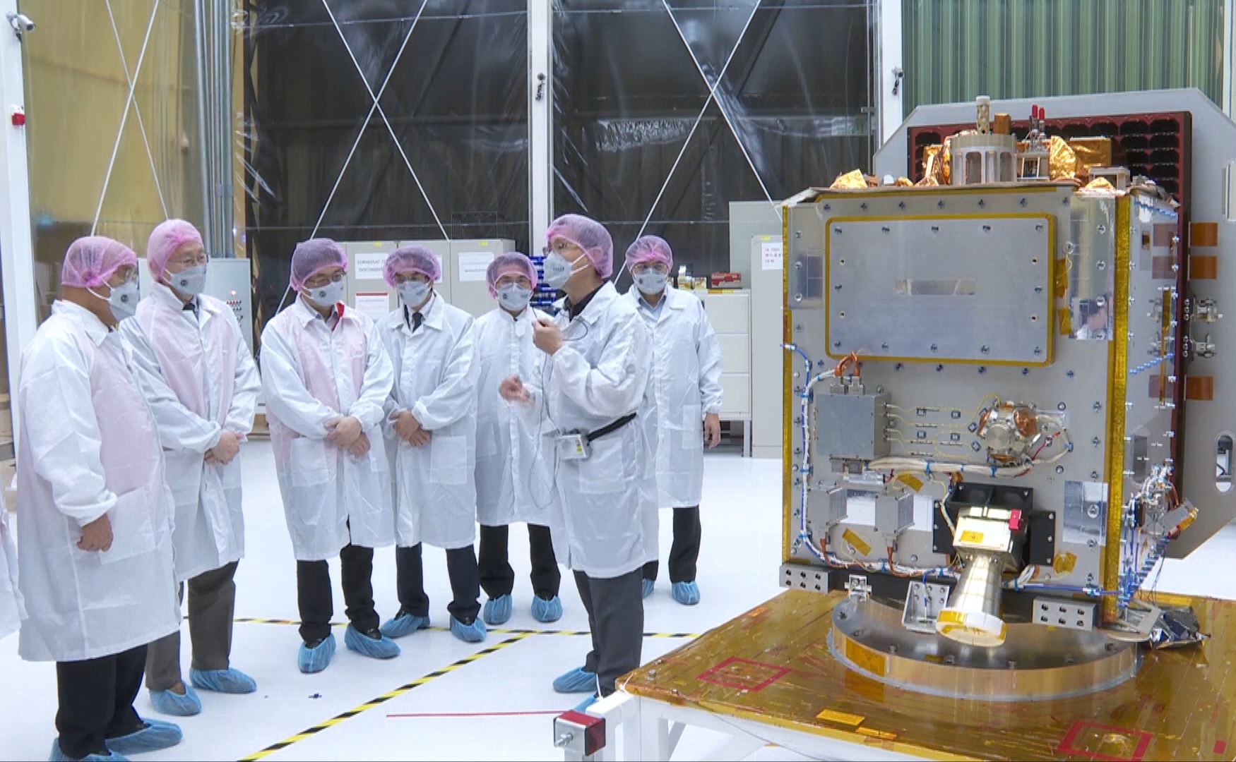獵風者衛星（右）已進入最後測試階段。行政院提供