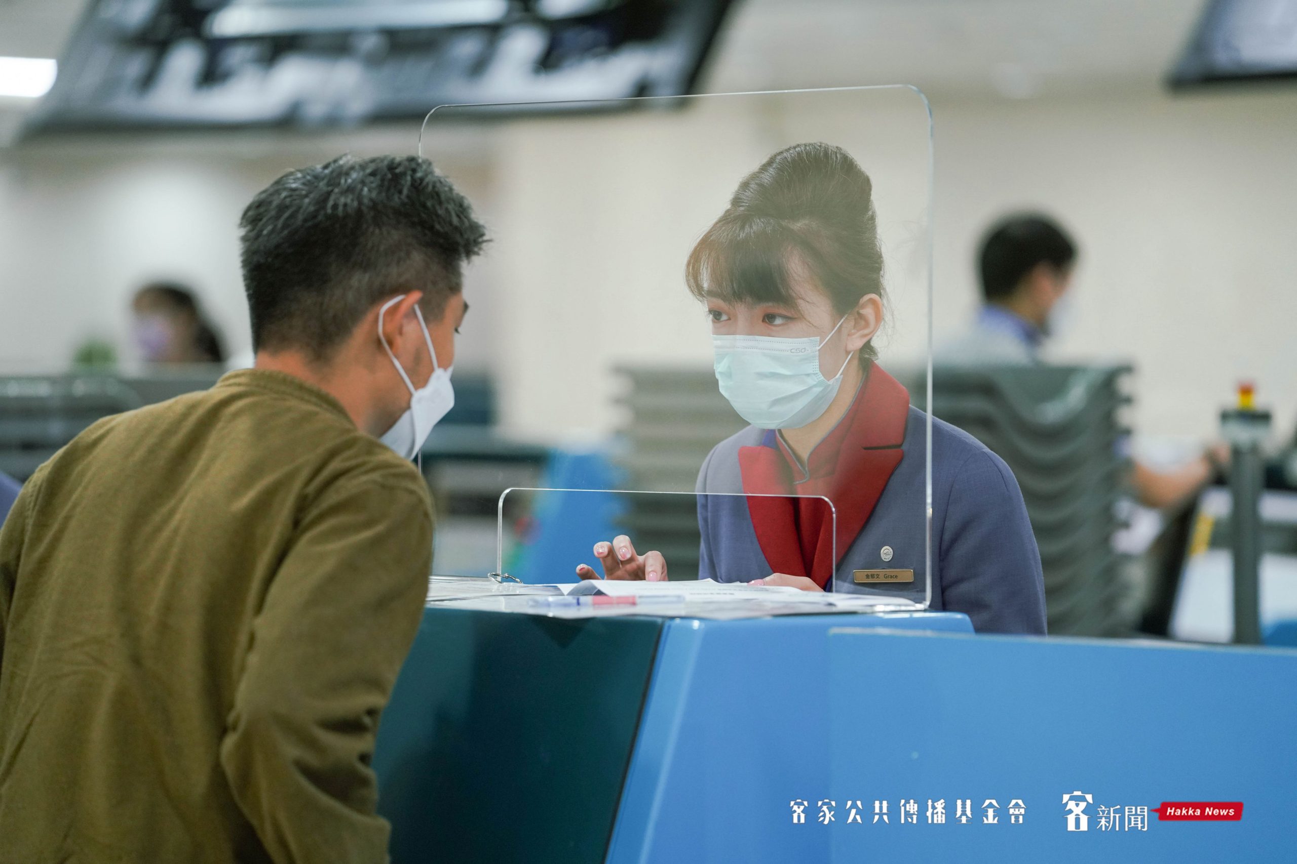 桃機公司不斷更新職缺資訊,提供有意求職及轉職民眾參考,圖為華航櫃台地勤正在幫民眾辦理登記手續。宋佩遙攝