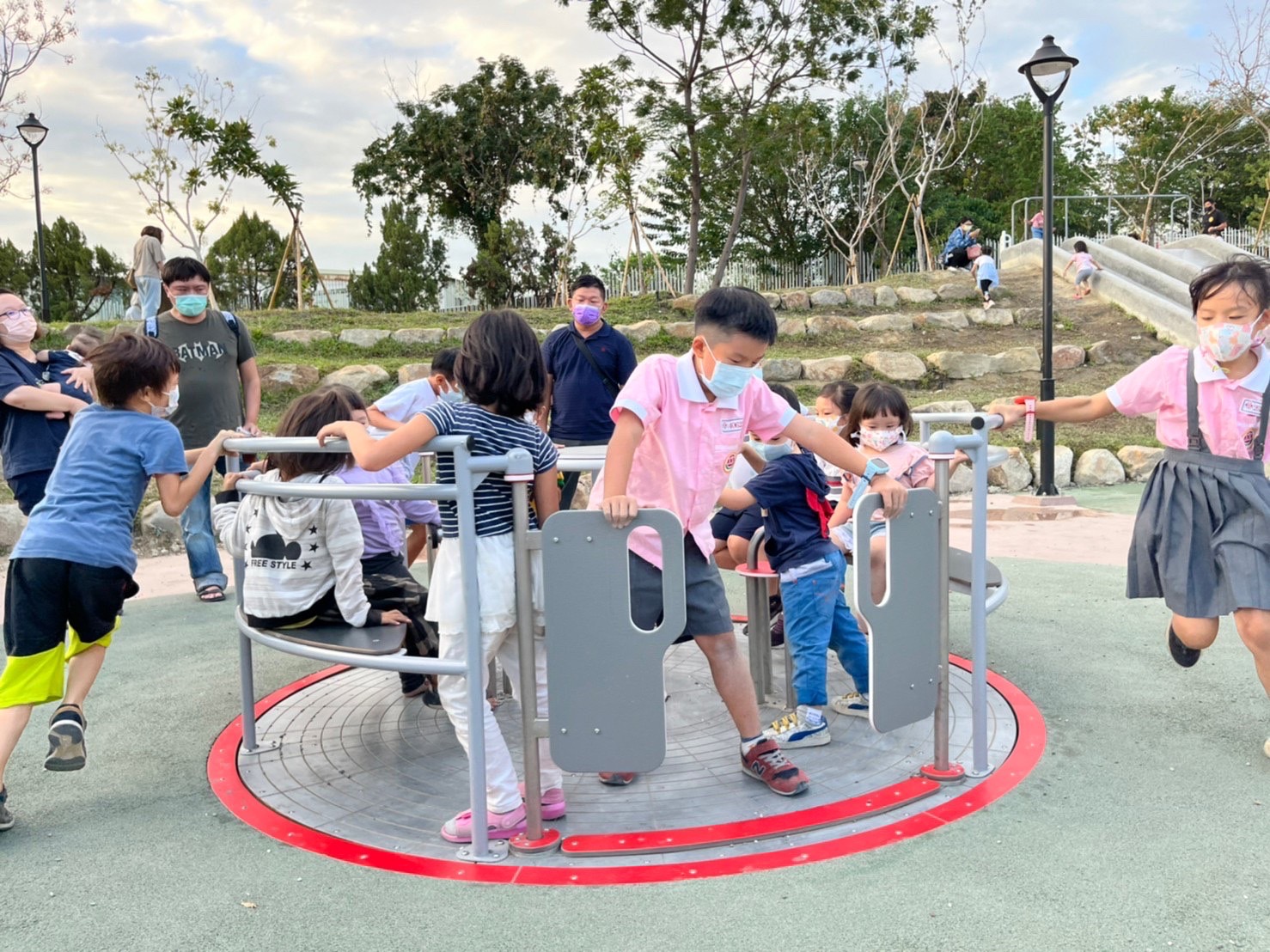 馬卡龍公園吸引親子來體驗。台中市政府提供