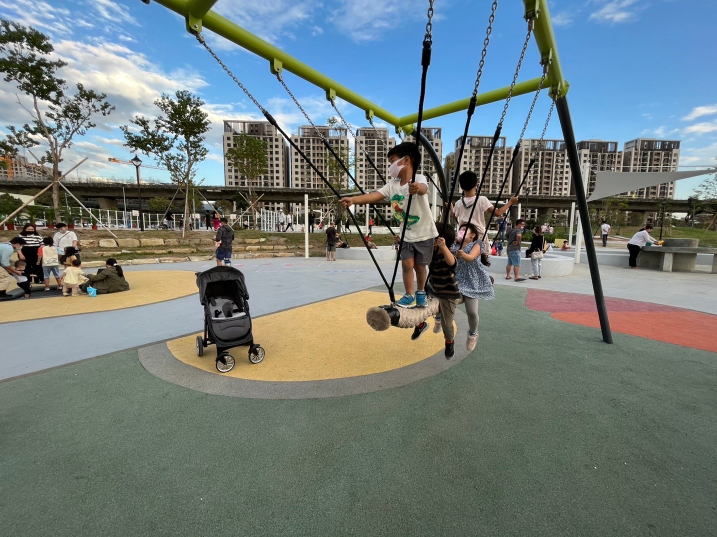 馬卡龍公園吸引許多親子來體驗。台中市政府提供