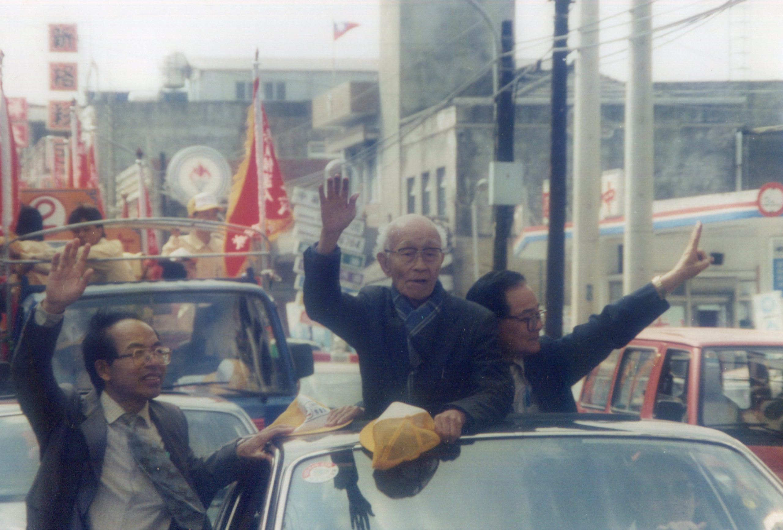 1989年苗栗縣長、立委、省議員選舉，黃派掌門人黃運金（圖中）帶頭遊街造勢。何來美攝