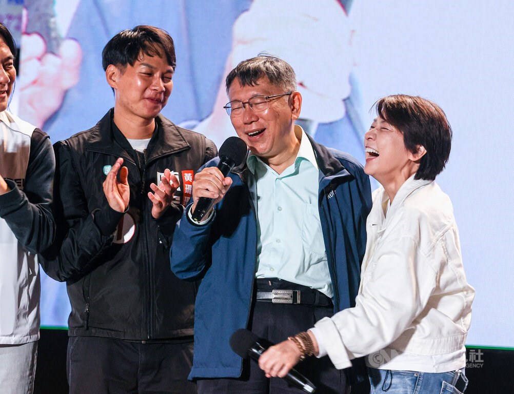 台北市長選舉態勢明朗化，無黨籍候選人黃珊珊（右）26日晚間出面自行宣布敗選，民眾黨主席柯文哲（右2）到場致意，黃珊珊在台上擁抱柯文哲以感謝他的支持力挺。中央社