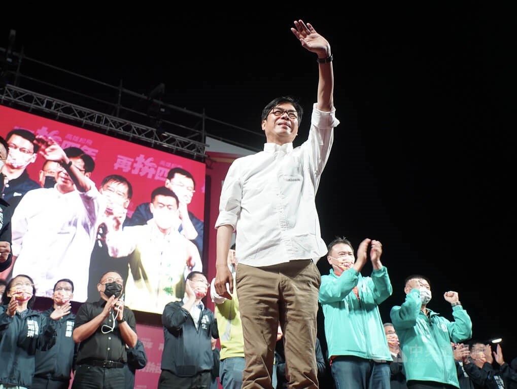 民進黨高雄市長候選人陳其邁（前中）26日晚間自行宣布當選，陳其邁登台向現場支持者揮手致謝，也強調「我一定會做滿4年，這個沒有疑問」。中央社