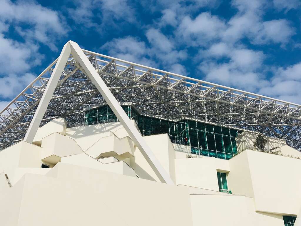 台南市美術館二館,由石昭永建築師及日本坂茂建築設計事務所共同打造,今年獲得「2022台灣<strong>建築</strong>獎」佳作。翻攝自台南市美術館