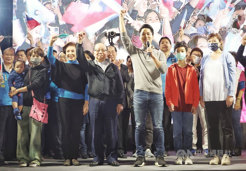 國民黨候選人蔣萬安替國民黨奪回首都市長後，與父親蔣孝嚴（前右4）、母親黃美倫（前右5）、太太石舫亘（前右）等家人一起在台上向支持者致意。中央社