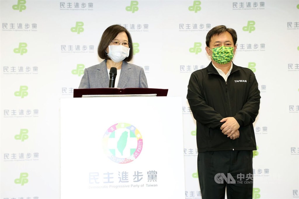 民進黨九合一選舉成績不如預期，黨主席蔡英文（左）26日晚間舉行記者會，宣布承擔所有責任，即刻辭去黨主席一職。中央社