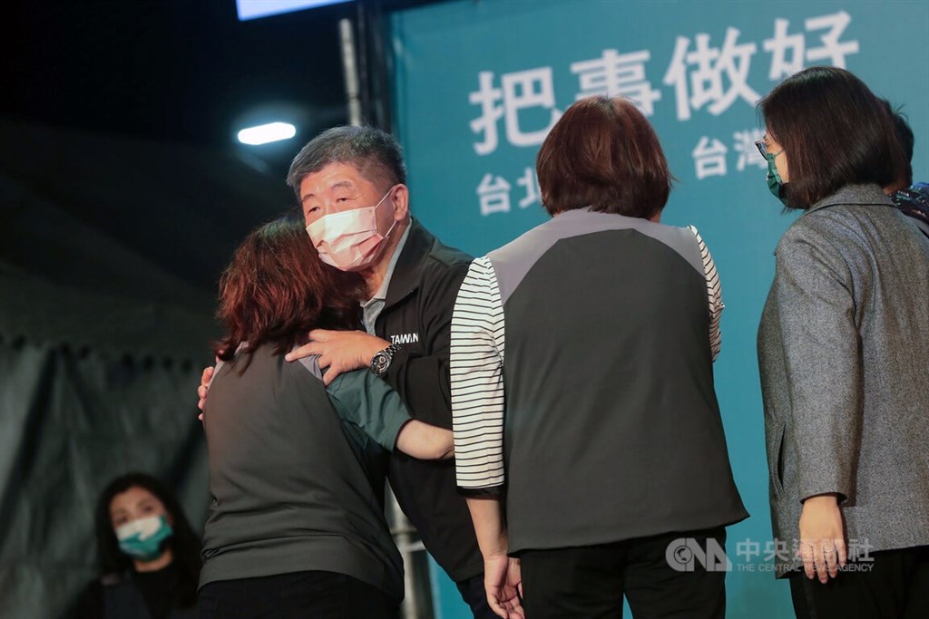 台北市長選舉態勢明朗化，民進黨籍台北市長候選人陳時中（右3）26日晚間在競選總部自行宣布敗選，並表示敗選是他自己努力不夠，他要向大家致上最深的歉意，發表感言後也和競選團隊成員擁抱致意。中央社