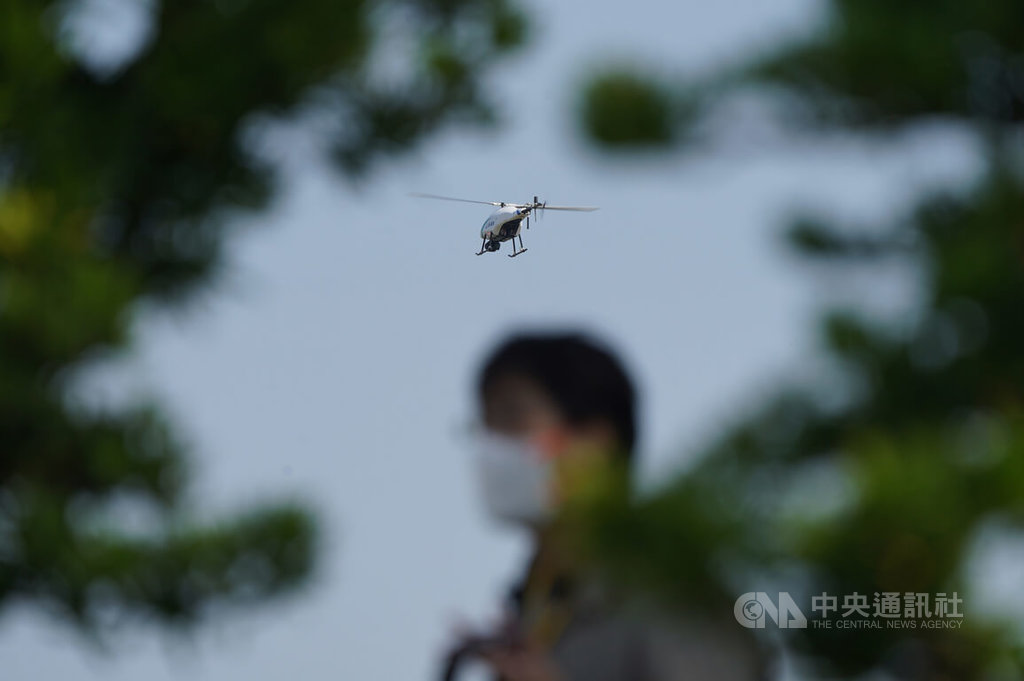 國防部15日安排媒體參訪國家中山科學研究院航空研究所，了解軍用無人機發展狀況，圖為軍用旋翼型無人機升空監偵。中央社