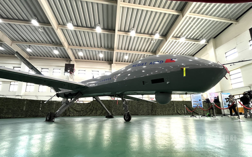 中科院15日邀請媒體參訪軍用無人機發展狀況，現場也展示「騰雲」大型無人機。中央社