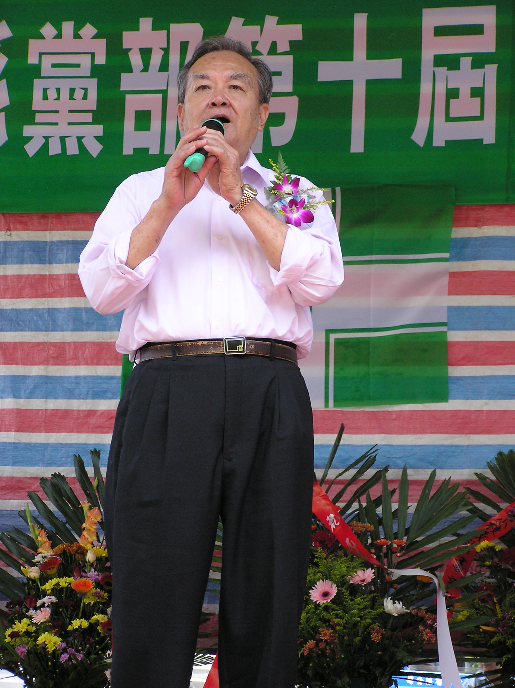 1981年邱連輝以「黨外」當選屏東縣長，成為屏東縣首位客家籍縣長，圖為他晚年在黨部開會致詞。李世斌提供