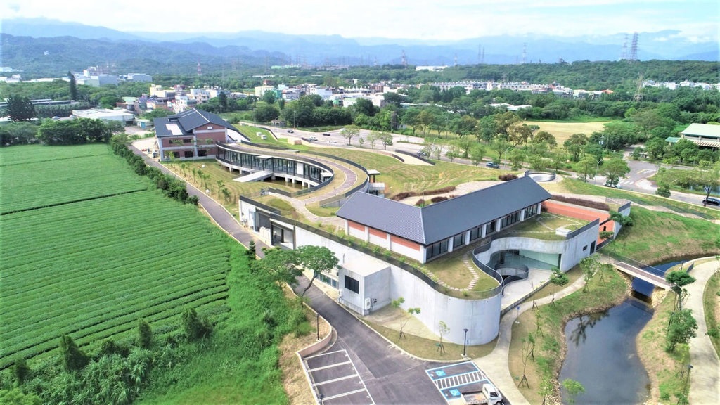 桃園市「台灣客家茶文化館暨周邊景觀工程」在2022美國繆思設計獎（Muse Design Awards）中獲得景觀類銀獎，讓世界看見桃園的建築。（桃園市政府提供）