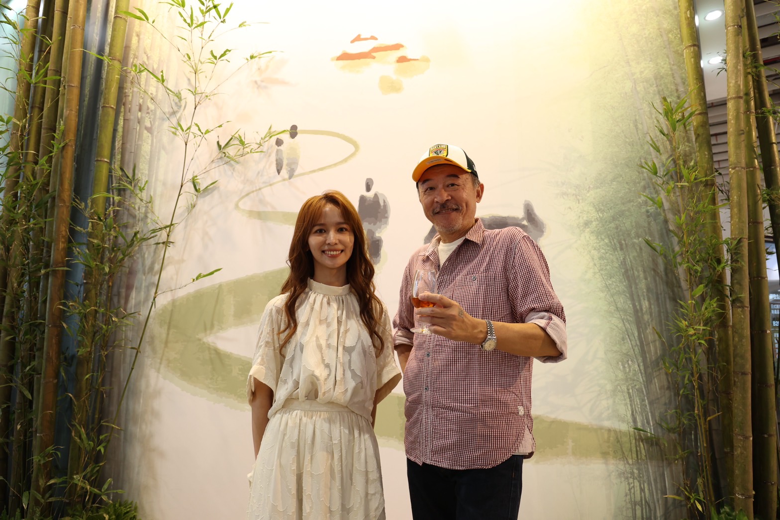 陳明珠(左)及黃連煜現身為客家主題館(J817攤位)站台,現場營造的竹林場景,十分適合拍照打卡。客委會提供