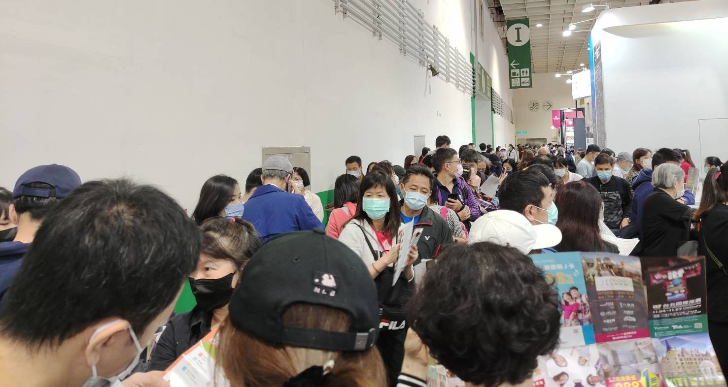 今天是台北國際旅展第一天,中午12點開放民眾入場後,展館內立刻被塞得水洩不通。蘇佑昇攝