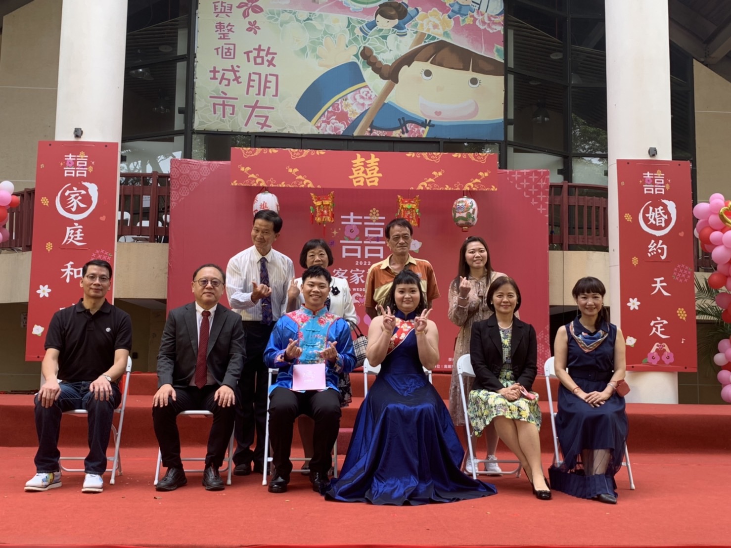 客家委員會主任秘書廖育珮（右二），代替客委會主任委員楊長鎮前往出席證婚，廖育珮開心地祝福新人們百年好合。翻攝自高雄市客家事務委員會臉書