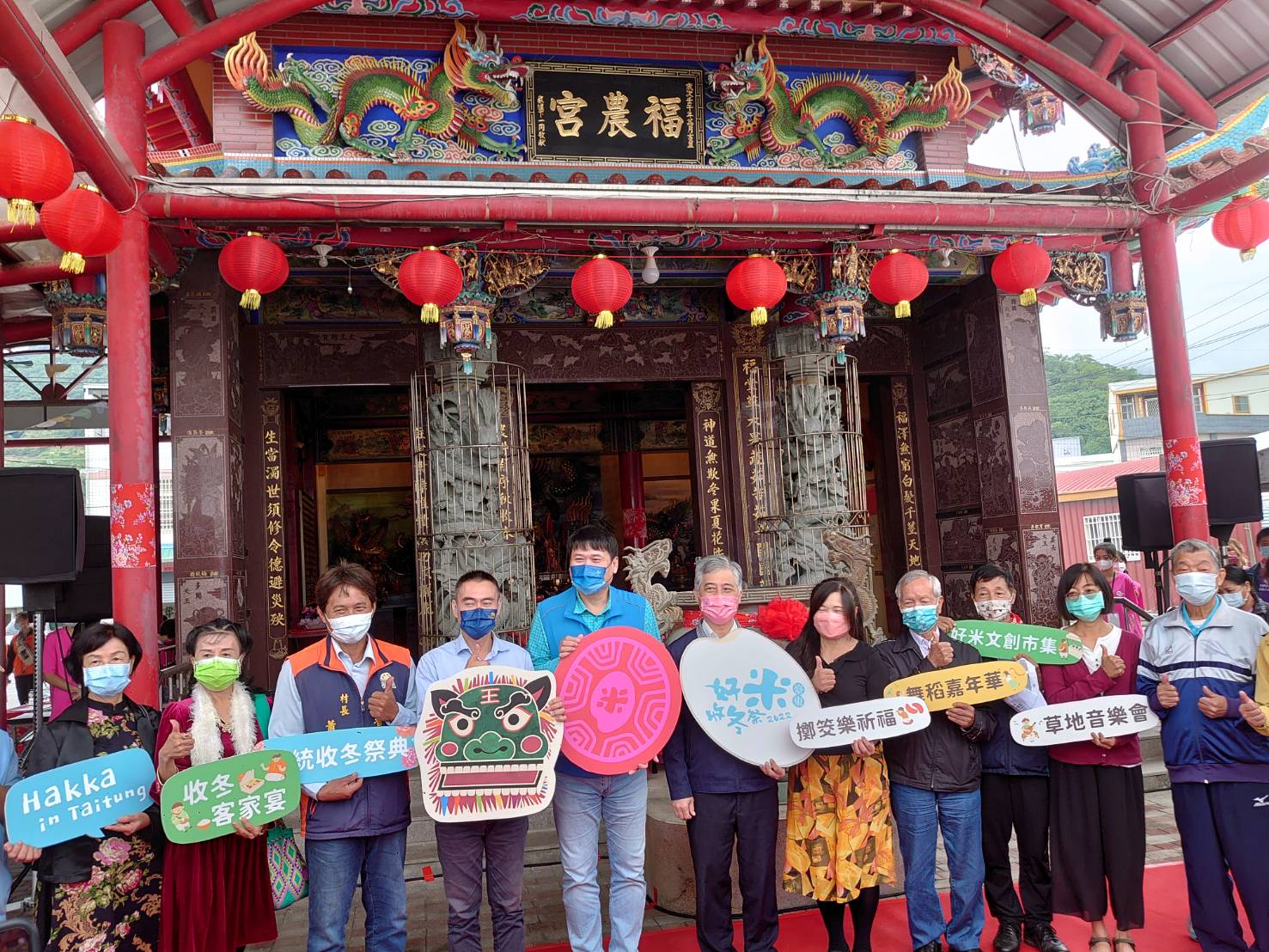 范佐銘(右六)說,大家在傳承這些客家傳統文化的同時,也要記得學習客家話、說客語!