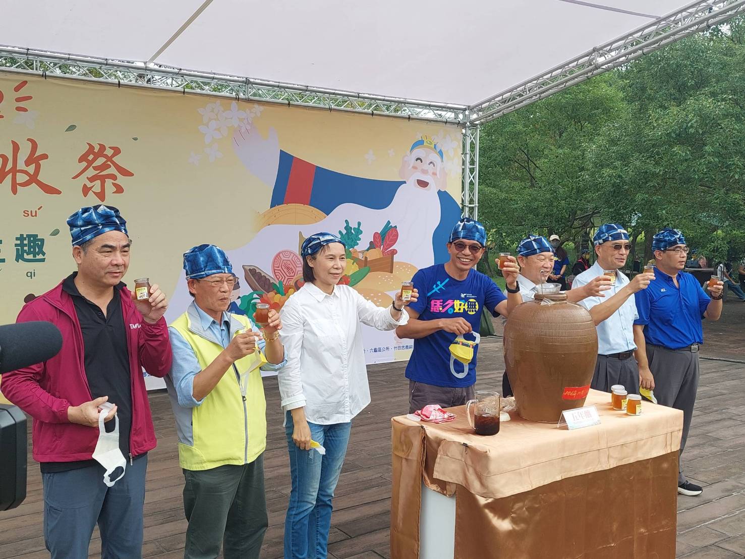 今天六堆秋收祭開幕式，特別先進行「檸檬酵素開封」，這甕酵素是在2017年秋收祭開幕式時所釀造的，至今剛好滿5年，有著滿滿珍貴回憶及好滋味。