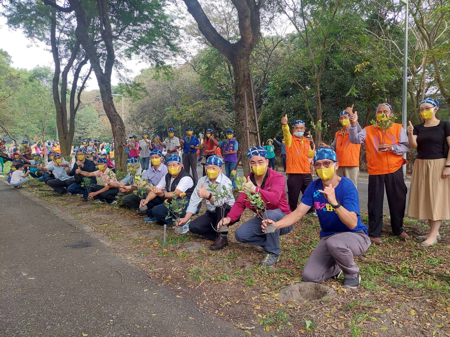 大家一起在園區種下客家盤花植物，為接下來秋收祭系列活動揭開精彩序幕。