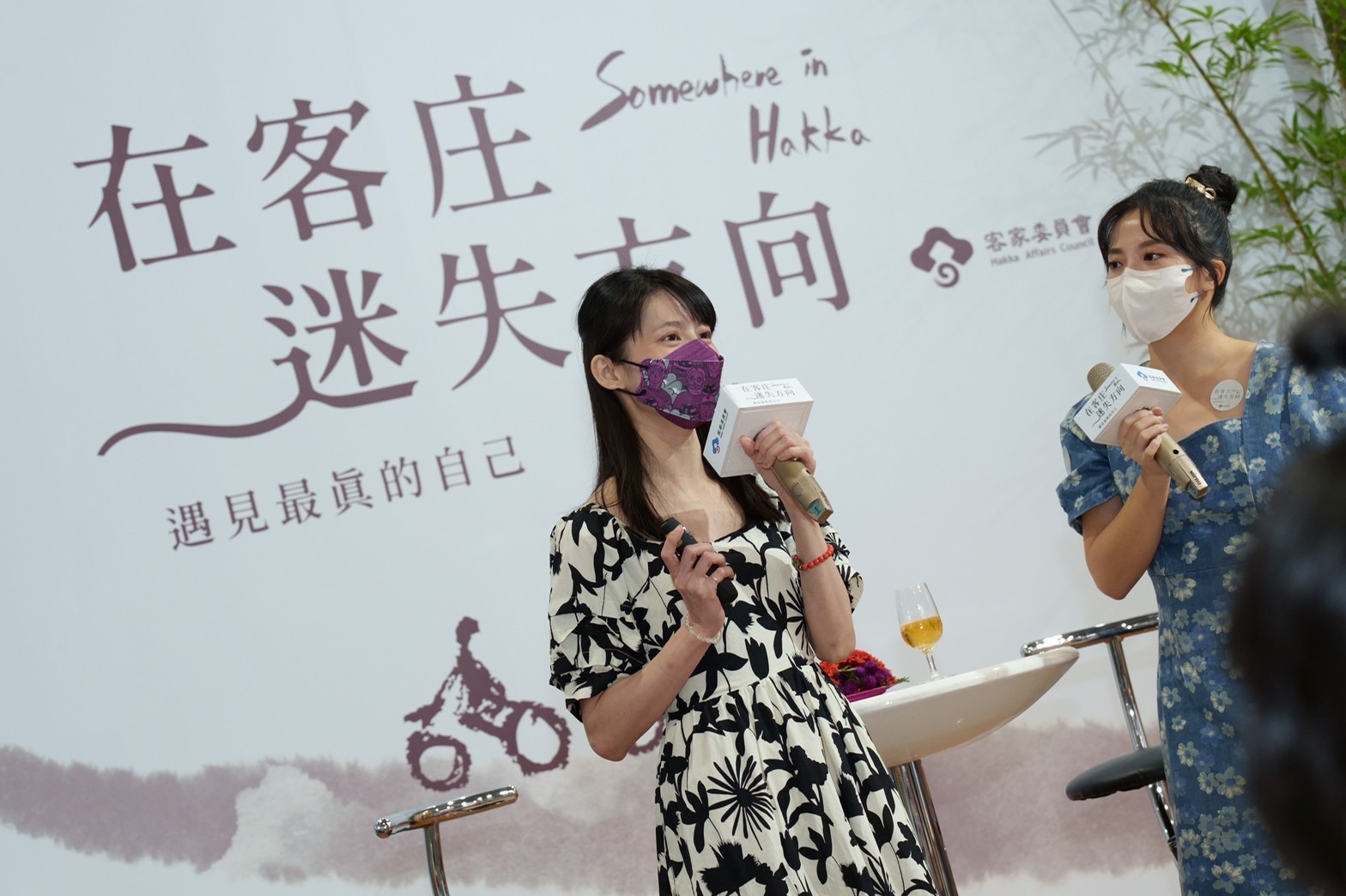 『客家主題館(J817攤位)』第三天《茶金》女主角連俞涵(左)現身站台。客委會提供